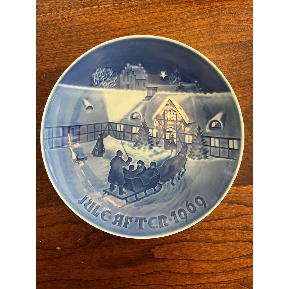 1969 Vintage Jule Aften B&G Copenhagen 7" plate, "Arrival of Christmas Guests"